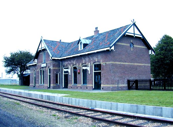 Station 1 Voorm. stationsgebouw van de NFLS in Tzummarum